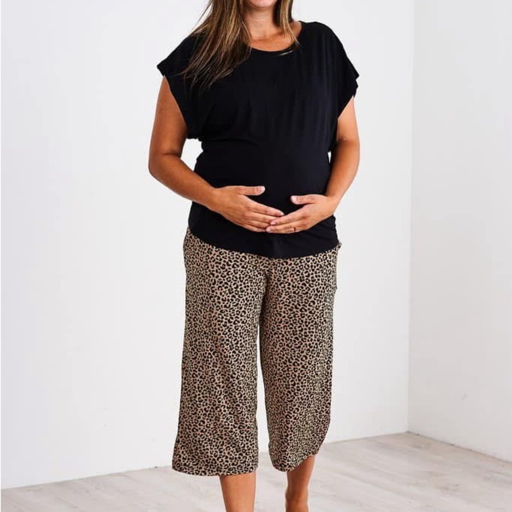 NWT Latched Mama lounge set - size M